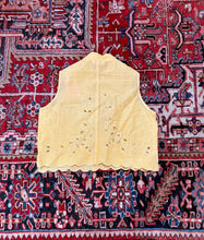 Load image into Gallery viewer, Cropped Sleeveless Madarin Blouse
